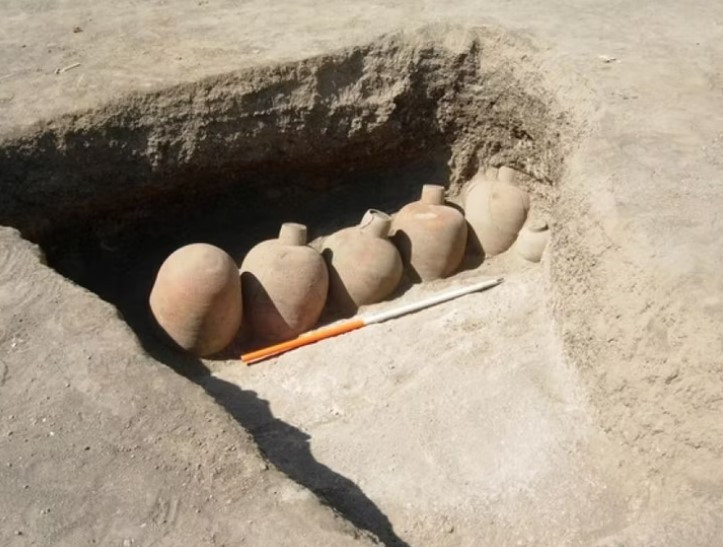 Các nhà khảo cổ cũng tìm thấy nhiều bình gốm đựng bia ở nghĩa địa sông Nile. Chúng được xếp thành hàng với 3 - 4 bình/hàng. Các chuyên gia tin rằng, người Kush đã tạo ra loại bia làm từ cao lương - một loại cây thân cỏ thường mọc ở vùng có khí hậu ấm như các khu vực sông Nile chảy qua.