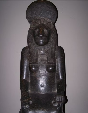 Tượng nữ thần Sekhmet với hình ảnh mình người, đầu sư tử là một cổ vật quý hiếm được tìm thấy tại nghĩa địa sông Nile. Các chuyên gia đã khai quật cổ vật này tại thành phố cổ Thebes (ngày nay có tên Luxor). Thebes là một thành phố quan trọng ở Ai Cập thời cổ đại. Vì vậy, nơi đây lưu giữ nhiều di tích văn hóa, lịch sử của nền văn minh cổ xưa này.