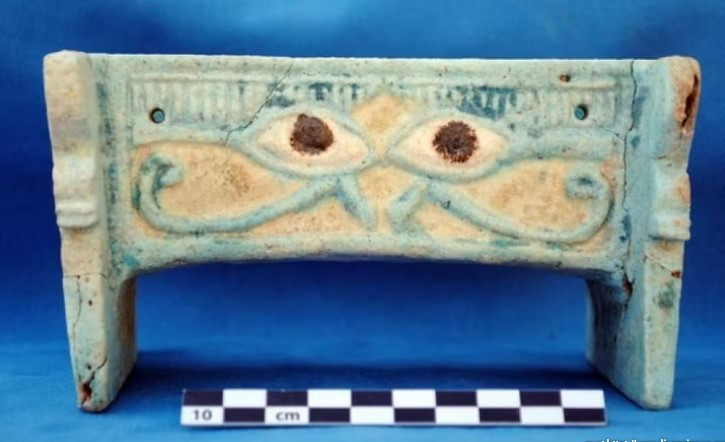 Hộp “Mắt quỷ” được tìm thấy tại nghĩa địa sông Nile. Cổ vật này được làm từ gốm có màu xanh và vàng nhạt. Nó được trang trí với 2 viên đá lớn tượng trưng cho đôi mắt. Người Kush thời xưa tin rằng, chiếc hộp này bảo vệ họ khỏi quỷ dữ và là biểu tượng được nhắc tới trong truyền thuyết Ai Cập: “Đôi mắt của Horus”.