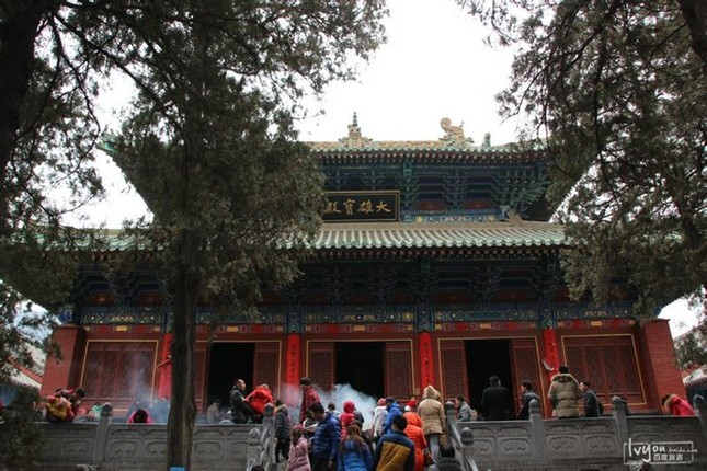 Hàng năm, hàng ngàn du khách ghé thăm Thiếu Lâm tự để chiêm ngưỡng kiến trúc của các công trình bên trong như: Thiên vương điện, Thiên Phật điện, Tàng kinh các, Lập Tuyết đình...