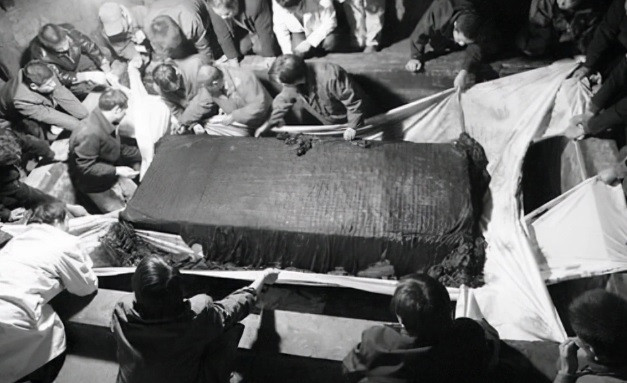 Theo kiểm tra của các chuyên gia, xung quanh lăng mộ có một lượng lớn thạch cao xanh. Nhờ vậy, quan tài bên trong mộ cổ còn gần như nguyên vẹn. Quan tài bằng gỗ được đặt trong lăng mộ có chiều dài khoảng 4,66m, rộng 3,1m. Công trình này được chia làm 4 lăng nhỏ và một phòng chính.