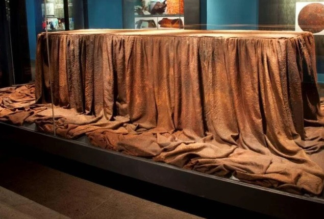 Nắp quan tài có độ dày 20 cm nặng hàng trăm kg. Điểm khiến các chuyên gia bất ngờ là người xưa không dùng chiếc đinh nào để đóng quan tài. Người xưa kết nối bằng cấu trúc hình chim ưng để tạo ra cỗ quan tài hoàn hảo.