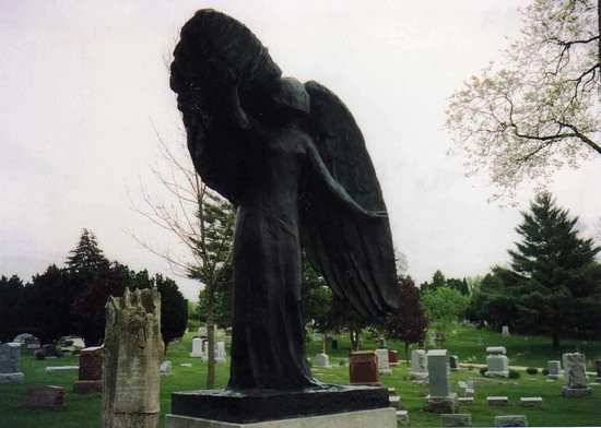 Cụ thể, bức tượng thiên thần đen (Black Angel) ở nghĩa trang Oakland cao 2,5m. Bức tượng được chế tác từ đồng. Dưới tác động của thời gian và môi trường, bức tượng đổi sang màu đen như hiện nay.