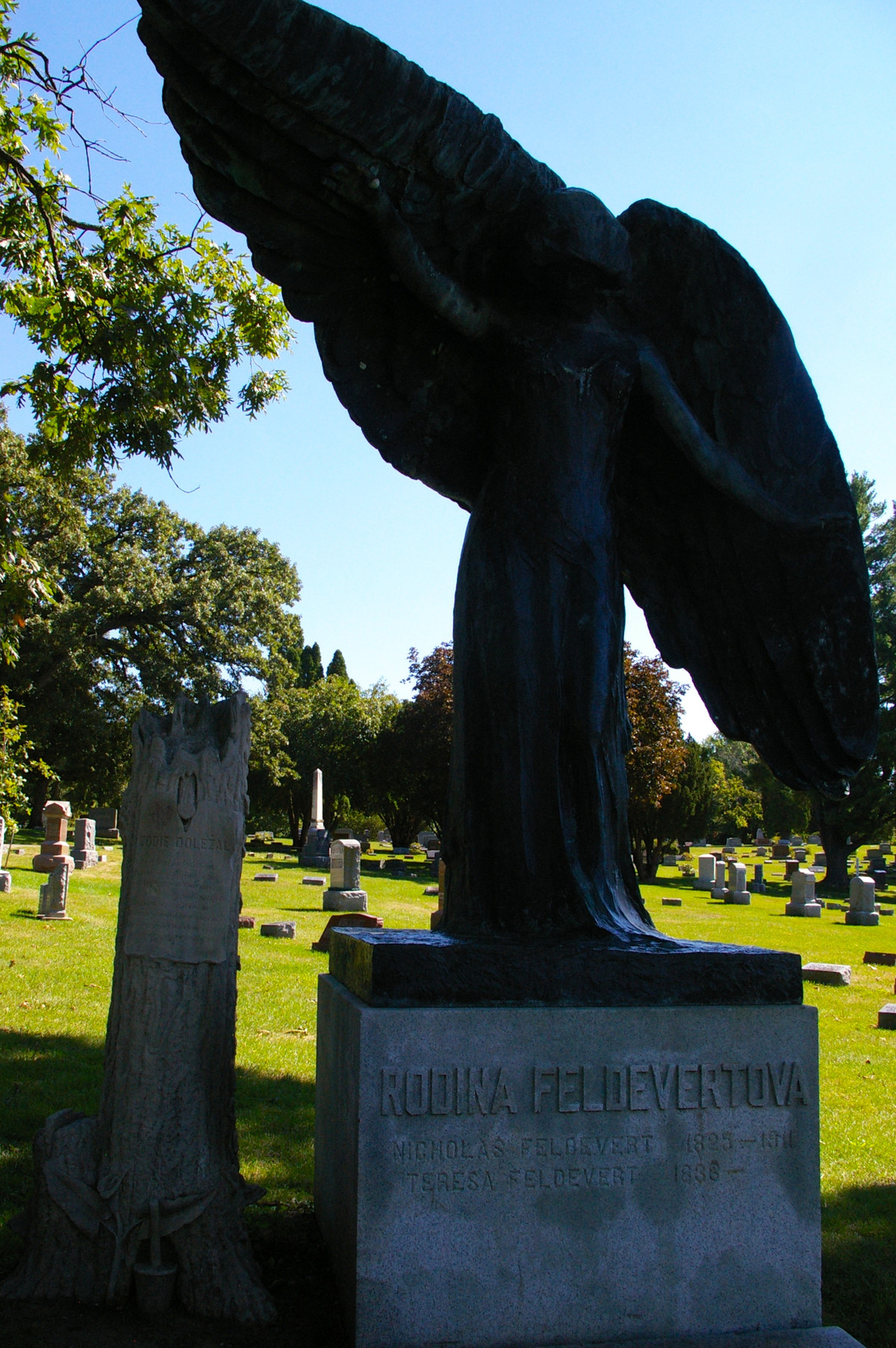 Tương tự, một cô gái trẻ từng đến nghĩa trang Oakland và hôn lên chân thiên thần đen. Sáu tháng sau, người phụ nữ này qua đời.