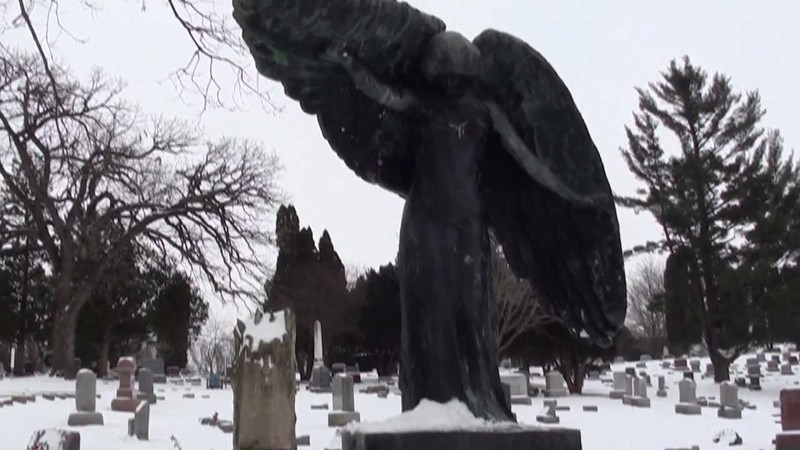 Từ lâu, người dân địa phương tin rằng, bất kỳ ai chạm vào bức tượng này cũng sẽ phải trả giá bằng mạng sống. Chỉ những trinh nữ mới bình an vô sự dù chạm vào bức tượng.