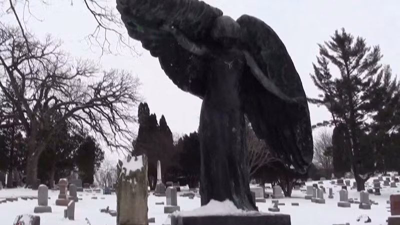 Từ lâu, người dân địa phương tin rằng, bất kỳ ai chạm vào bức tượng này cũng sẽ phải trả giá bằng mạng sống. Chỉ những trinh nữ mới bình an vô sự dù chạm vào bức tượng.