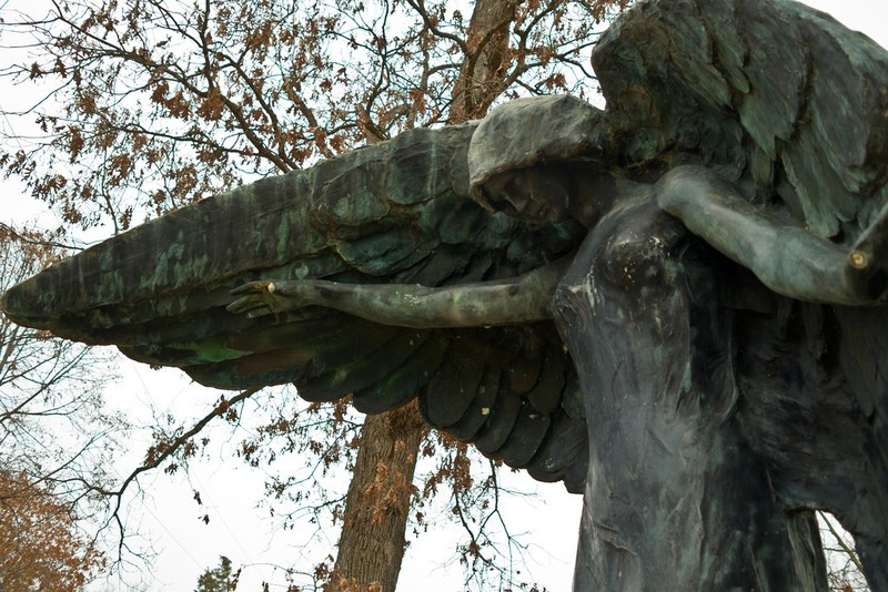 Tuy nhiên, một số người không tin rằng chạm tay vào bức tượng thiên thần đen sẽ mất đi tính mạng. Do đó, họ tự tay chạm vào bức tượng và lần lượt "trả giá đắt" cho hành động đó.