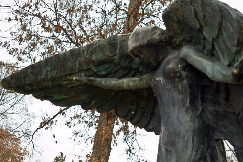 Tuy nhiên, một số người không tin rằng chạm tay vào bức tượng thiên thần đen sẽ mất đi tính mạng. Do đó, họ tự tay chạm vào bức tượng và lần lượt "trả giá đắt" cho hành động đó.