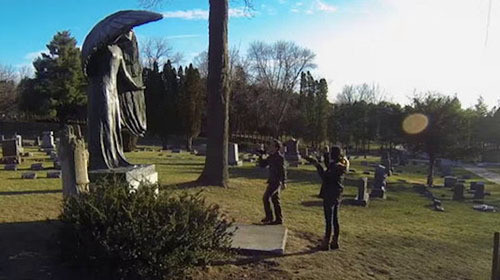 Nếu người nào chạm vào bức tượng thiên thần đen trong đêm Halloween thì sẽ qua đời sau 7 năm.