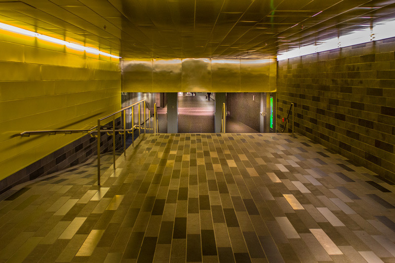 Nhờ vậy, người dân và du khách có thể di chuyển tới các địa điểm khác nhau ở thành phố Montreal thông qua các đường hầm nhộn nhịp người qua lại bên dưới mặt đất.