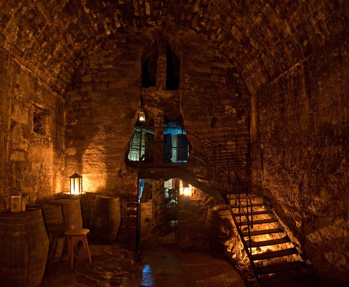 Bên dưới những con phố sầm uất, náo nhiệt ở thủ đô Edinburgh, Scotland là một thế giới ngầm được xây dựng từ thế kỷ 18. Nơi đây còn được người dân địa phương gọi là Edinburgh Vaults.