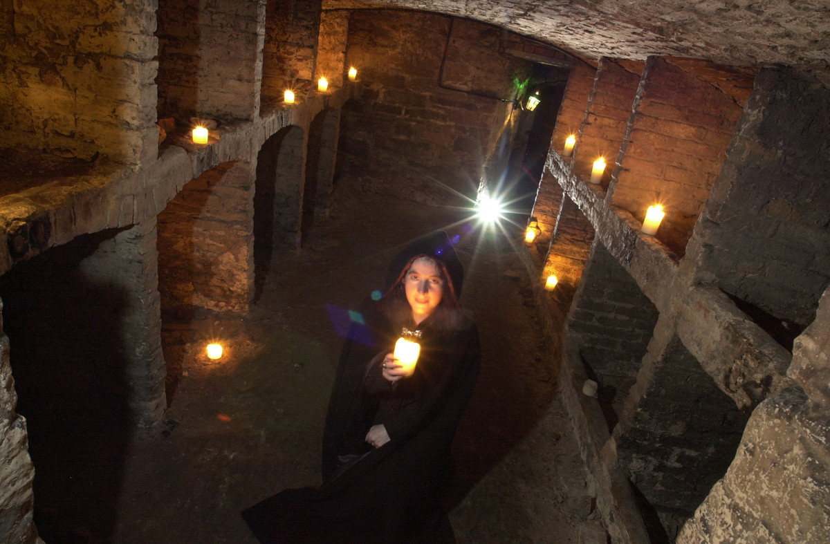 Dân gian đồn đại rằng, Edinburgh Vaults từng là nơi cặp đôi giết người hàng loạt là Burke và Hare giấu thi thể các nạn nhân xấu số. Do vậy, một số người cảm thấy sợ hãi, lo lắng khi bước chân xuống thành phố ngầm này.