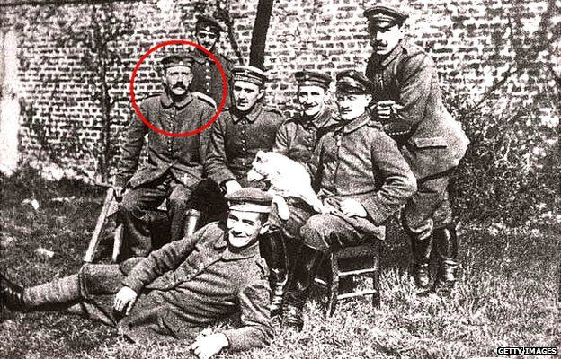 Cụ thể, sau khi Chiến tranh thế giới 1 nổ ra vào năm 1914, Hitler nộp đơn xin nhập ngũ và được phân về trung đoàn Dự bị Bavaria của vương quốc Bayern - một phần của Đế chế Đức.