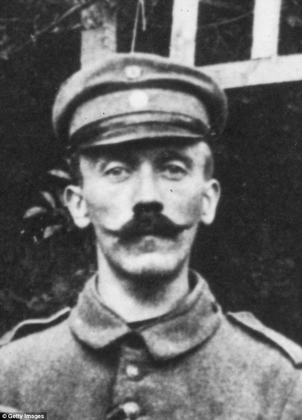 Sau đó, đơn vị của Hitler tham gia trận chiến Ypres đầu tiên, trận Arras, trận Passchendaele, trận Somme...