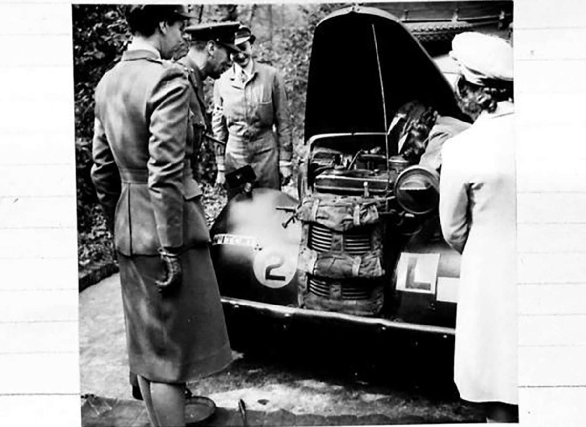 Trong thời gian công chúa Elizabeth phục vụ trong quân đội, Vua George VI đảm bảo rằng con gái mình không được hưởng bất kỳ đặc quyền nào. Công chúa Elizabeth không ngủ trong trại lính mà lái xe quay về lâu đài Windsor vào ban đêm và trình diện tại đơn vị vào 9h sáng hôm sau.