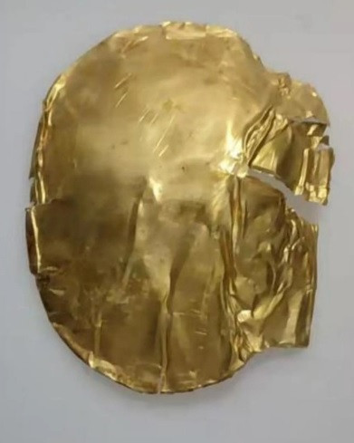 Trước đó, vào năm 2021, các nhà khảo cổ khai quật được một mặt nạ vàng ở Di chỉ Tam Tinh Đôi. Địa điểm khảo cổ này được cho là trung tâm của vương quốc Thục Hán thời phong kiến cùng tồn tại với triều đại nhà Thương.