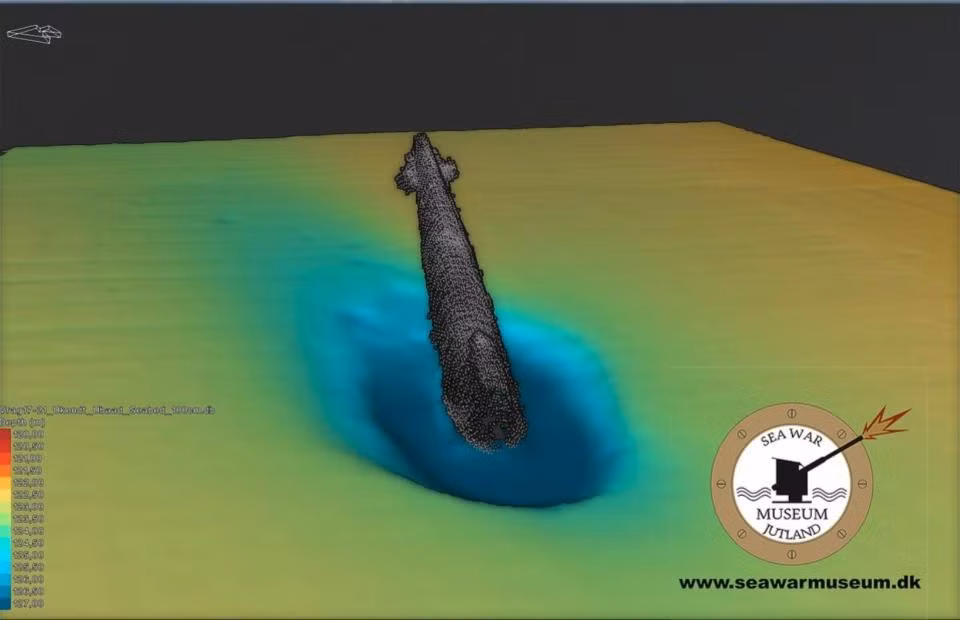 Xác tàu ngầm U-3523 nằm ở độ sâu khoảng 123m khiến việc tiếp cận của các chuyên gia gặp nhiều khó khăn. Điều bất thường là toàn bộ mũi tàu bị chôn vùi trong cát trong khi đuôi tàu hướng đứng lên cao hơn gần 20m so với đáy.