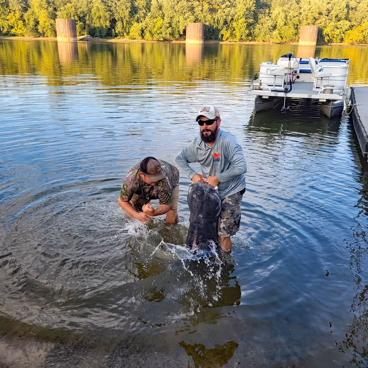 Vào ngày 24/9, anh Micka Burkhart cùng vợ hẹn hò đi câu trên sông Cumberland ở hạt Stewart, bang Tennessee, Mỹ. Theo đó, họ đã câu được một con thủy quái nặng hơn 50 kg.