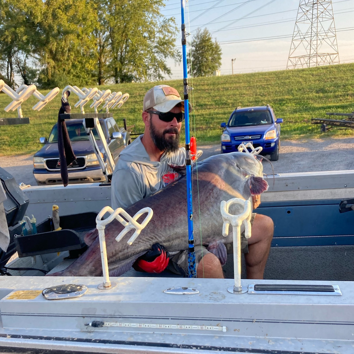 Anh Burkhart mất 45 phút và nhờ thêm vài người mới có thể khiến con cá khủng đó nằm gọn trong lưới. Kế đến, anh mất 20 phút để đưa con cá lên thuyền.