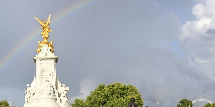 Sau khi cung điện Buckingham thông báo về việc Nữ hoàng Elizabeth II băng hà, tất cả người dân đang đứng bên ngoài Cung điện Buckingham đều lặng người. Sau đó, mọi người đồng thanh hát bài God Save The Queen (Thượng Đế phù hộ cho Nữ hoàng).