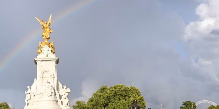 Sau khi cung điện Buckingham thông báo về việc Nữ hoàng Elizabeth II băng hà, tất cả người dân đang đứng bên ngoài Cung điện Buckingham đều lặng người. Sau đó, mọi người đồng thanh hát bài God Save The Queen (Thượng Đế phù hộ cho Nữ hoàng).