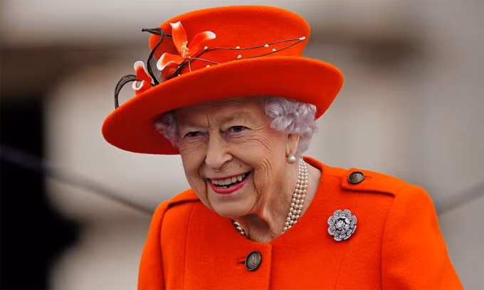 Cung điện Buckingham thông báo Nữ hoàng Elizabeth II băng hà tại Balmoral, Scotland vào ngày 8/9. Trong thông cáo, cung điện Buckingham cho biết: "Nữ hoàng đã ra đi một cách yên bình tại cung điện Balmoral chiều nay. Vua và Vương hậu sẽ ở lại Balmoral tối nay và trở lại London vào ngày mai".