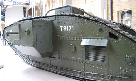 Xe tăng Mark V được đánh giá là một trong những siêu vũ khí được sử dụng trên chiến trường Thế chiến 1. Mẫu xe tăng này được Anh cải tiến từ dòng xe tăng Mark IV. Được trang bị những khẩu súng hạng nặng và lớp giáp dày gần 1,3 cm, xe tăng Mark V nặng 29 tấn đã tạo ra cuộc cách mạng trên chiến trường.