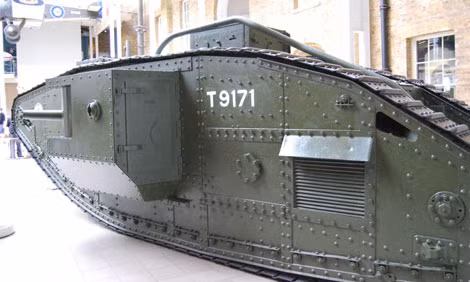 Xe tăng Mark V được đánh giá là một trong những siêu vũ khí được sử dụng trên chiến trường Thế chiến 1. Mẫu xe tăng này được Anh cải tiến từ dòng xe tăng Mark IV. Được trang bị những khẩu súng hạng nặng và lớp giáp dày gần 1,3 cm, xe tăng Mark V nặng 29 tấn đã tạo ra cuộc cách mạng trên chiến trường.