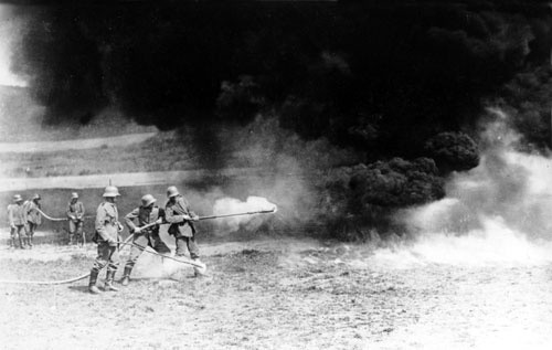 Súng phun lửa là vũ khí đáng gờm không chỉ trong thế chiến 1 mà cả ở Chiến tranh thế giới 2. Việc sử dụng vũ khí này bắt đầu từ năm 1915.