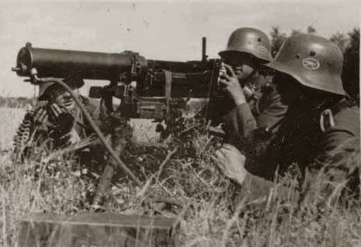 Một vũ khí có khả năng sát thương cao trong Thế chiến 1 là súng máy Maxim MG 08. Đây là vũ khí đáng gờm của Đức được thiết kế dựa trên 1 nguyên mẫu năm 1894 của Hiram Maxim.