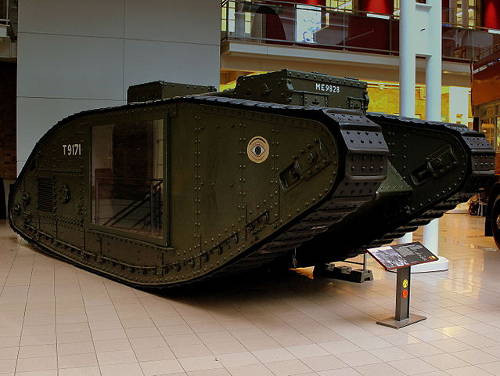 Đây là mẫu xe tăng hạng nặng đầu tiên của Anh chỉ cần 1 người lái. Anh triển khai mẫu xe tăng này ở mặt trận phía Tây từ tháng 7/1918. Hiện trên thế giới còn 11 xe tăng Mark V. Một trong số chúng hiện đươc trưng bày tại Bảo tàng Chiến tranh hoàng gia tại Lodon.