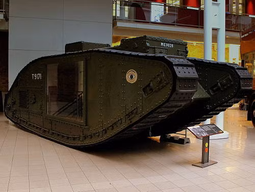 Đây là mẫu xe tăng hạng nặng đầu tiên của Anh chỉ cần 1 người lái. Anh triển khai mẫu xe tăng này ở mặt trận phía Tây từ tháng 7/1918. Hiện trên thế giới còn 11 xe tăng Mark V. Một trong số chúng hiện đươc trưng bày tại Bảo tàng Chiến tranh hoàng gia tại Lodon.