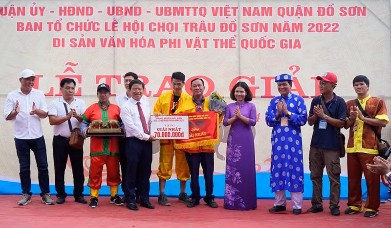 Trau noi bi choi “vang”, trau mua tu Campuchia len ngoi vo dich-Hinh-4