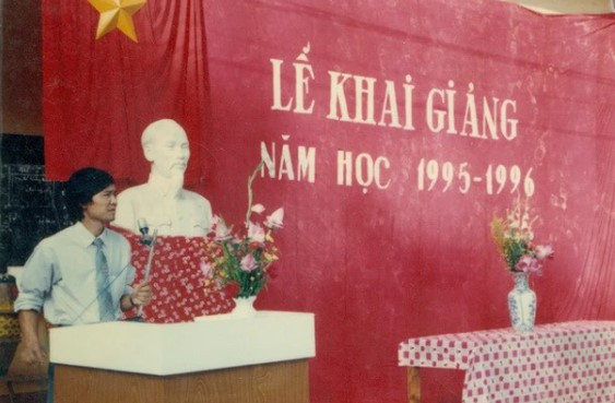 Thầy giáo phát biểu trong buổi lễ khai giảng năm học 1995 - 1996 tại trường THPT Hàn Thuyên, Bắc Ninh.