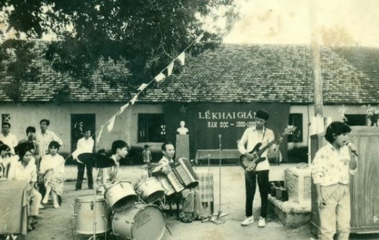 Trong buổi lễ khai giảng năm học 1988 - 1989 tại trường THPT Hàn Thuyên, Bắc Ninh, một tiết mục văn nghệ nhận được sự hưởng ứng, nhiệt tình từ thầy và trò.