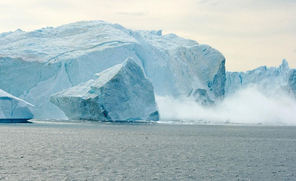 Trong khi đó, báo cáo của Ủy ban Liên chính phủ về Biến đổi Khí hậu năm 2021 dự báo mực nước biển sẽ dâng từ 6 - 13 cm nếu băng ở Greenland tan chảy nhanh vào năm 2100.