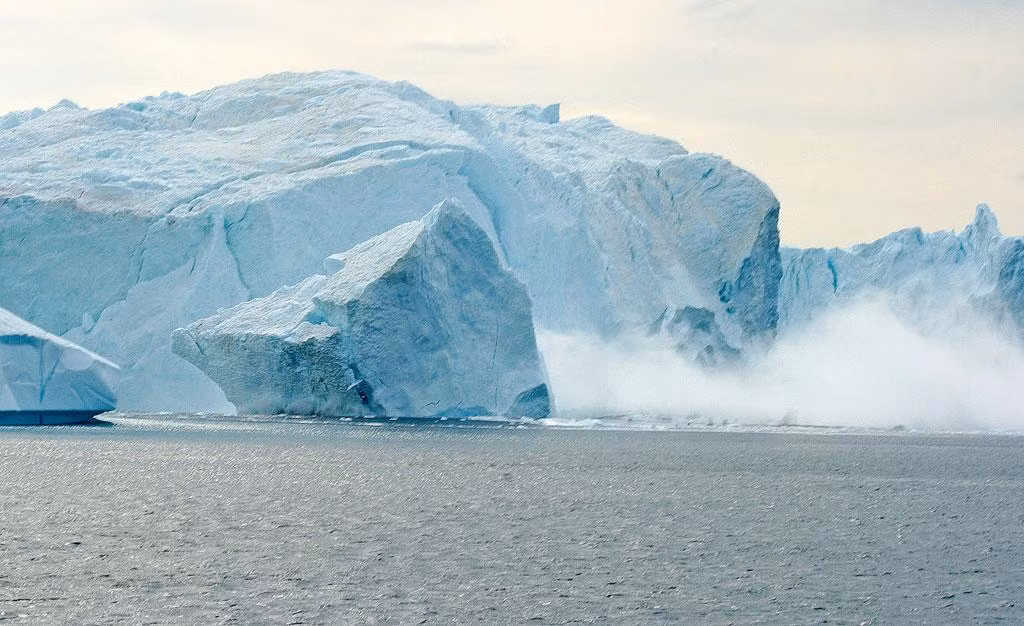 Trong khi đó, báo cáo của Ủy ban Liên chính phủ về Biến đổi Khí hậu năm 2021 dự báo mực nước biển sẽ dâng từ 6 - 13 cm nếu băng ở Greenland tan chảy nhanh vào năm 2100.