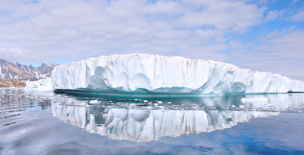 Một số chuyên gia khác cũng cảnh báo hơn 120.000 tỷ tấn băng đã tan chảy khi Trái đất đang dần nóng lên và không có khả năng đươc bồi đắp lại.