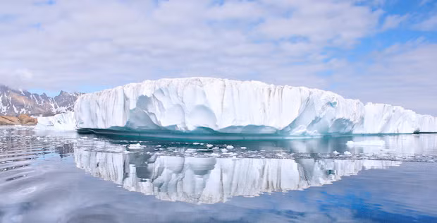 Một số chuyên gia khác cũng cảnh báo hơn 120.000 tỷ tấn băng đã tan chảy khi Trái đất đang dần nóng lên và không có khả năng đươc bồi đắp lại.