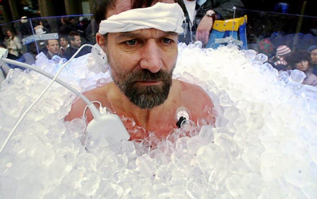 Wim Hof còn từng leo Everest khi chỉ mặc quần đùi và đi sandals. Dị nhân này tiết lộ bản thân có khả năng phi thường đó là nhờ một phương pháp thiền của đạo Phật giúp kiểm soát nhiệt độ cơ thể và phản ứng miễn dịch.