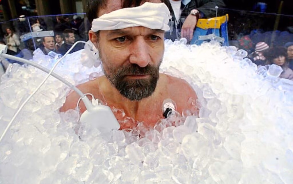 Wim Hof còn từng leo Everest khi chỉ mặc quần đùi và đi sandals. Dị nhân này tiết lộ bản thân có khả năng phi thường đó là nhờ một phương pháp thiền của đạo Phật giúp kiểm soát nhiệt độ cơ thể và phản ứng miễn dịch.
