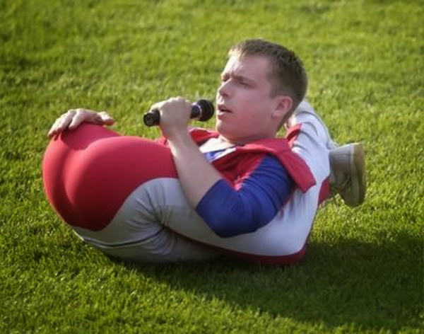 Theo các chuyên gia, khả năng uốn dẻo phi thường của Smith một phần đến từ việc anh mắc hội chứng Ehlers –Danlos (những người mắc hội chứng này da đều co giãn rất tốt, các khớp xương lỏng lẻo). Ngoài ra, nhờ dày công luyện tập, những màn biểu diễn uốn dẻo của anh luôn được công chúng đánh giá cao.