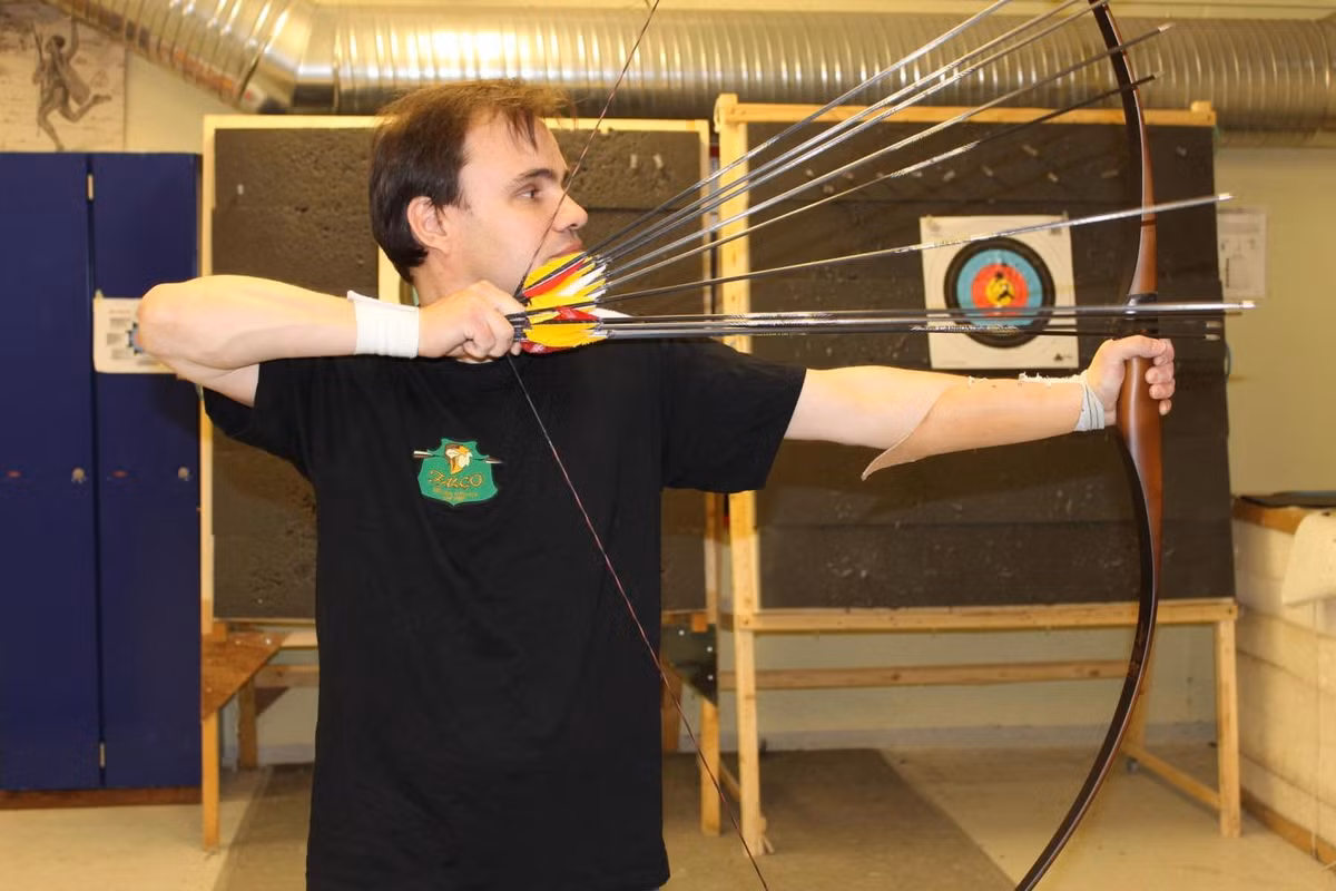 Một dị nhân nổi tiếng thế giới khác là Lars Anderson. Ông được mệnh danh là "thần tiễn" khi sở hữu khả năng bắn cung tên xuất sắc.