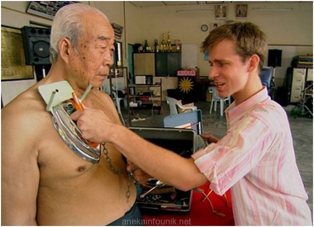 Khả năng đặc biệt này của dị nhân Liew bộc lộ khi 60 tuổi. Ông từng khiến công chúng kinh ngạc khi kéo một chiếc xe nặng 1,5 tấn chỉ với một chiếc đĩa kim loại dính lên người. Trong cuộc sống thường ngày, ông Liew gặp một số khó khăn vì các dụng cụ kim loại bị cơ thể hút lấy.