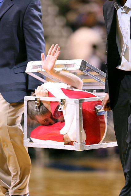 Được mệnh danh là "người cao su", Daniel Browning Smith (Mỹ) sở hữu khả năng uốn dẻo phi thường. Anh nắm giữ nhiều kỷ lục thế giới như bẻ ngược chân tay tới 180 độ, nhét toàn bộ cơ thể trong một chiếc hộp có kích thước 35 cm x 50 cm...