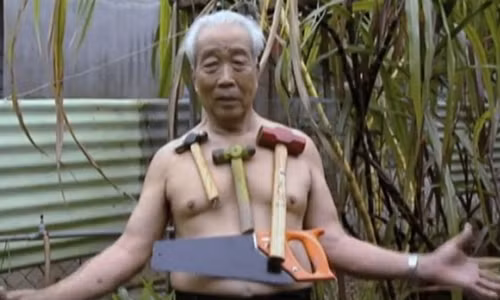 Liew Thow Lin sống ở Malaysia được biết đến với biệt danh "người nam châm". Dị nhân đời thực này có biệt danh như vậy xuất phát từ cơ thể có khả năng hút bất kỳ vật thể kim loại nào như dao dĩa bạc, búa...