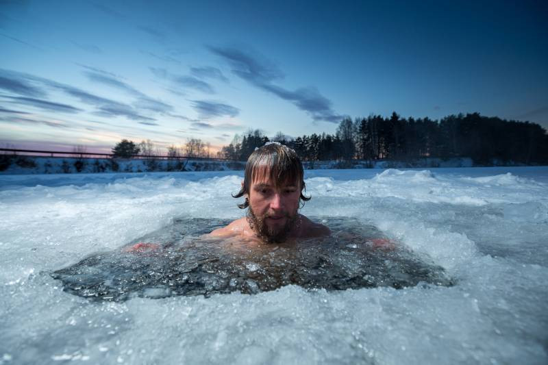 "Người băng" Wim Hof sống ở Hà Lan gây chú ý với khả năng chịu được giá rét thấp kỷ lục mà người bình thường không thể. Ông nắm giữ 21 kỉ lục Guinness, trong đó từng ngâm mình trong hồ băng 2 tiếng liên tục.