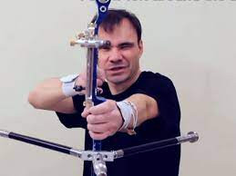 Lars Anderson có thể bắn liên tục 3 mũi tên trong 6 giây trúng đích, bắn tên trong khi treo ngược người trên cao hay vừa chạy nhảy vừa bắn tên một cách dễ dàng với tốc độ nhanh.