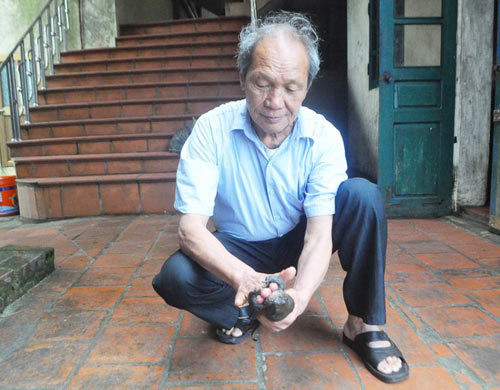 Khi có người hoặc vật nào chạm nhẹ vào lớp gai, ếch hương sẽ tự động khoanh 2 chi trước lại. Vào ban ngày, ếch hương trốn trong mấy khe đá hoặc hốc đất.