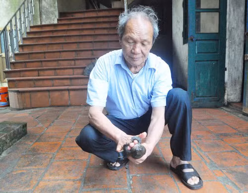 Khi có người hoặc vật nào chạm nhẹ vào lớp gai, ếch hương sẽ tự động khoanh 2 chi trước lại. Vào ban ngày, ếch hương trốn trong mấy khe đá hoặc hốc đất.